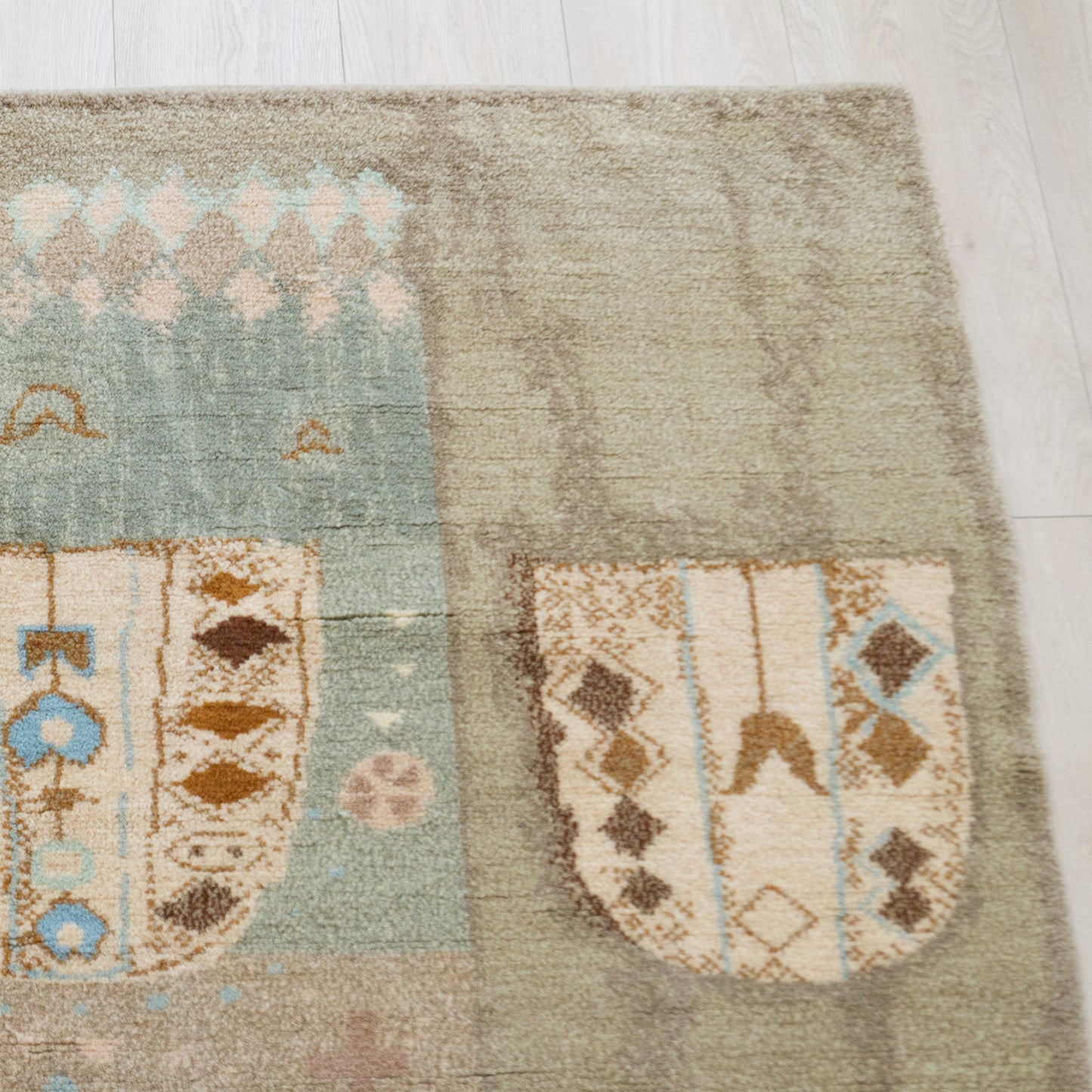 Top right quarter of the heavy wool tapestry displaying spontaneous organic patterns. A high-value vintage wall hanging providing quiet luxury decor.