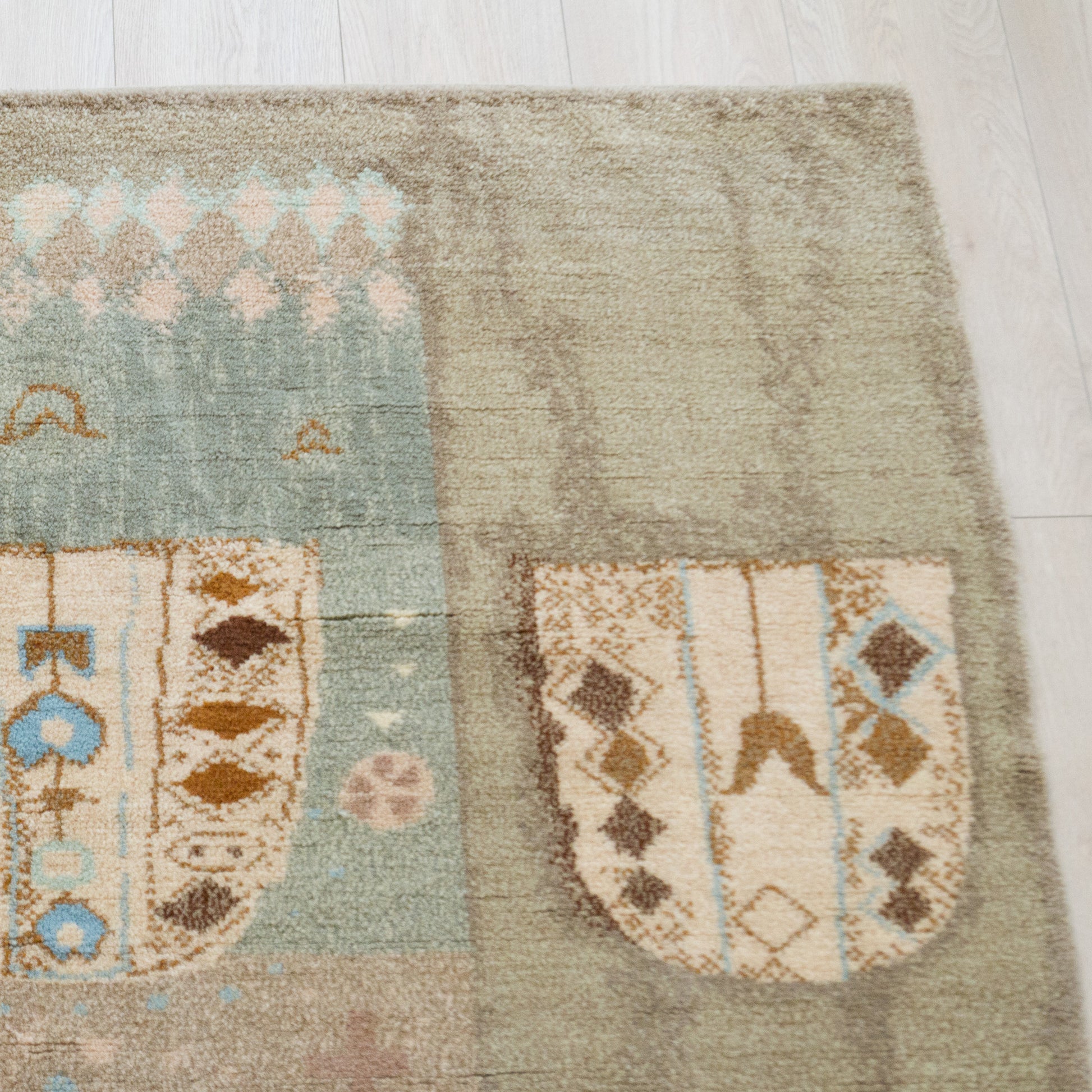 Top right quarter of the heavy wool tapestry displaying spontaneous organic patterns. A high-value vintage wall hanging providing quiet luxury decor.