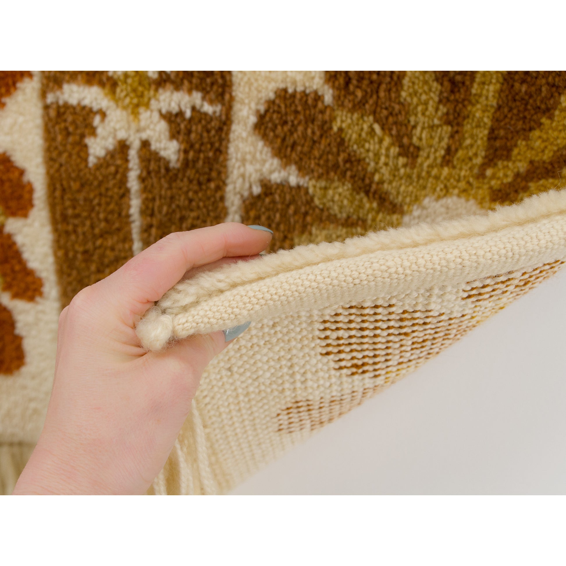 Closeup of the neat edging of the wool tapestry: the quality finish is the hallmark of craftmanship. The tapestry is in excellent vintage condition.