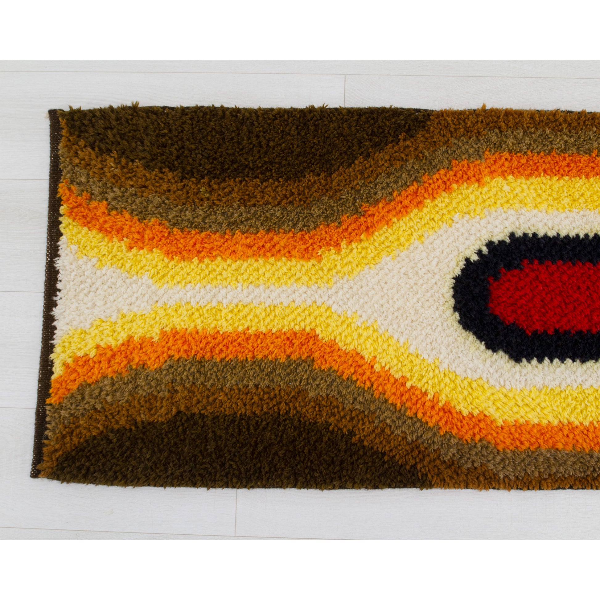 Left section of the eye-catching shag rug, focusing on the hipnotic, bold 70s design. The rug is suitable for floor use and wall display alike. 
