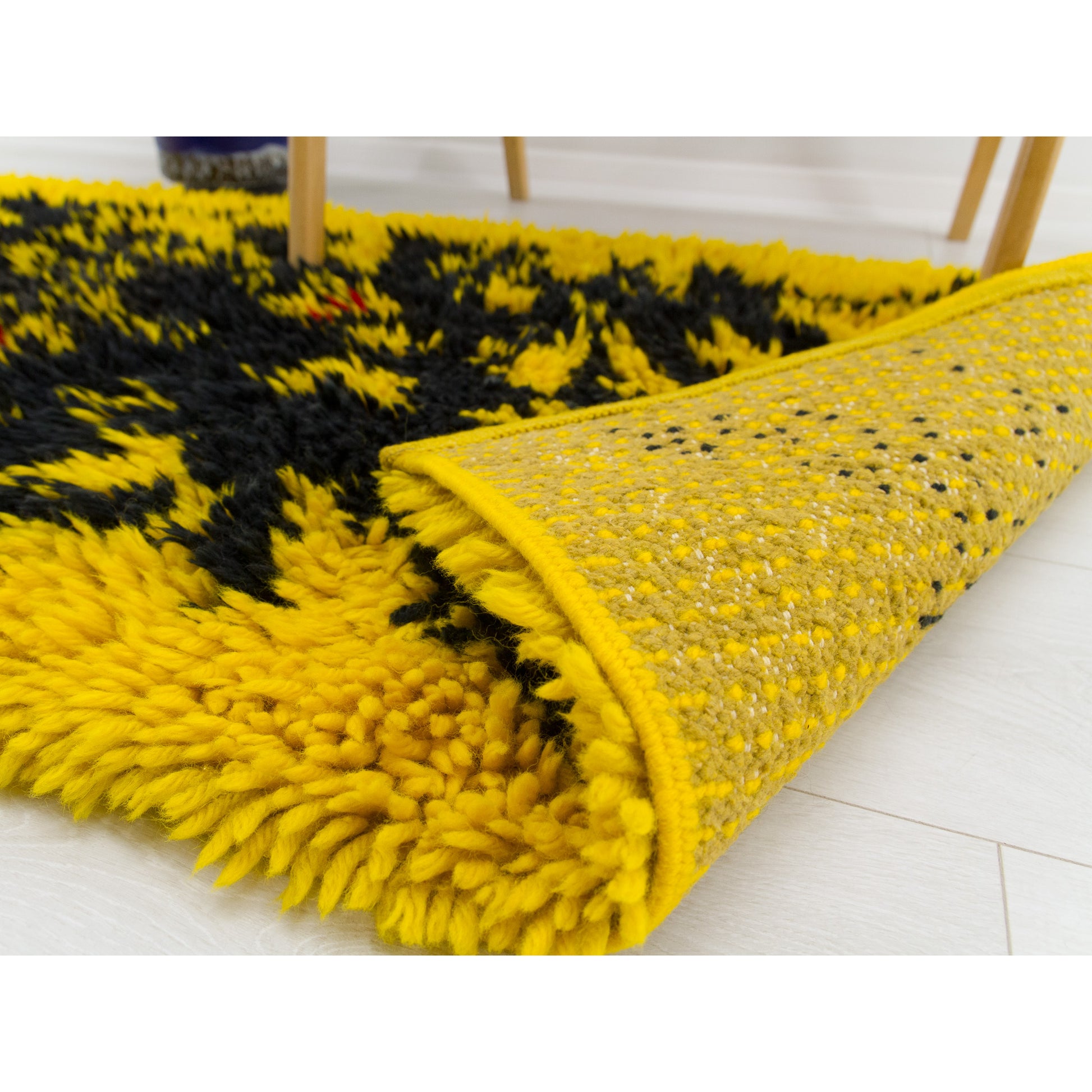 Rolled corner of the abstract pop-art rug. Spotlessly clean woven hems demonstrating excellent preservation of this 1960s/1970s textile.