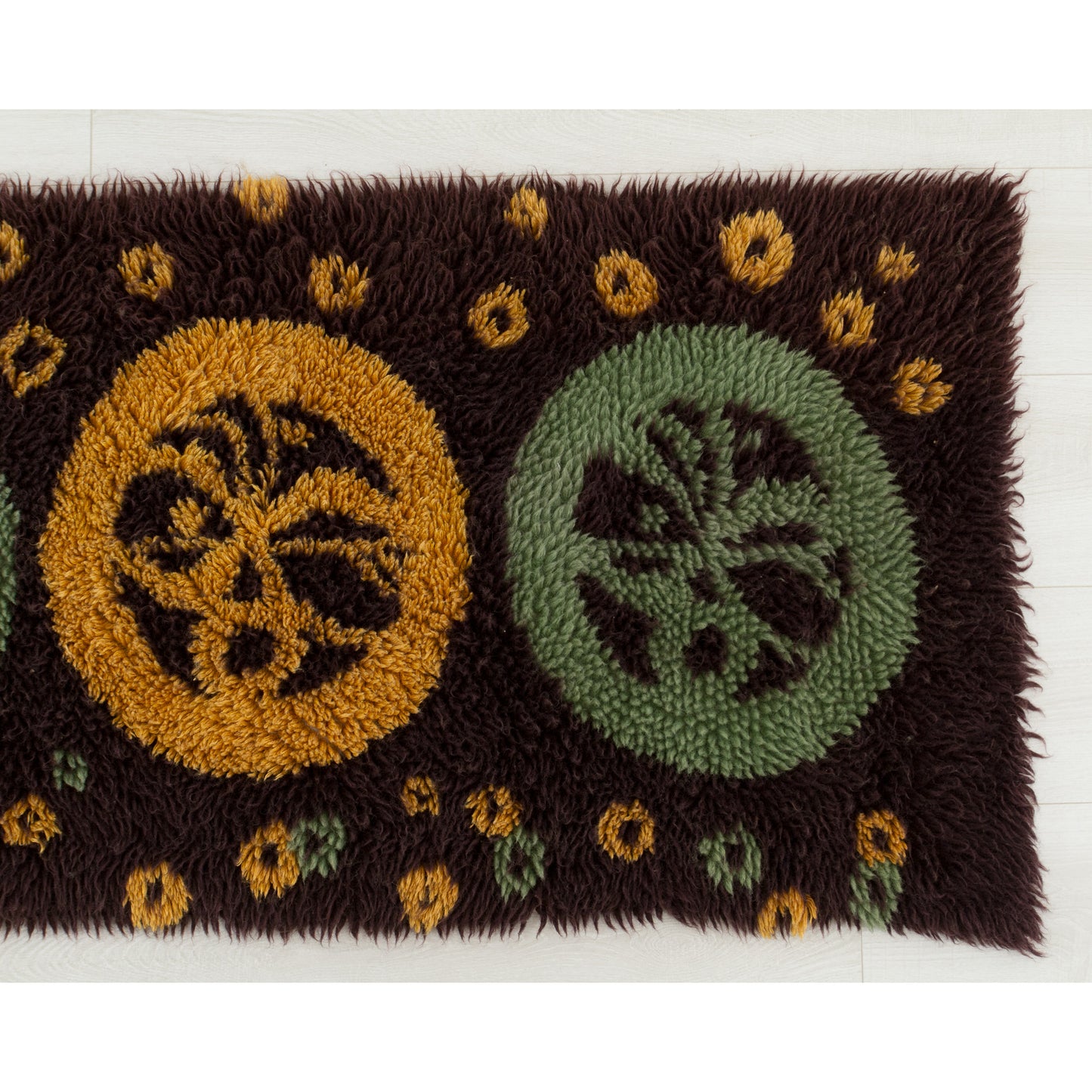 Looking at the opposite right end to assure the buyer that the retro yarn coloration remains absolutely rich, balanced, and remarkably vibrant without vintage fading.